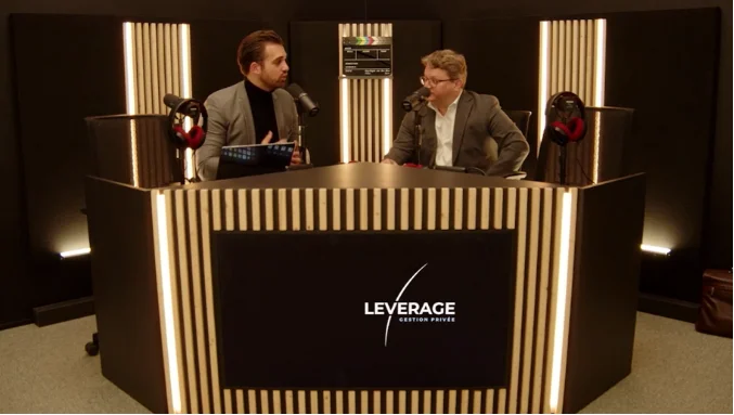 Deux intervenants en discussion sur un plateau d'enregistrement, devant un pupitre aux couleurs de Leverage Gestion Privée