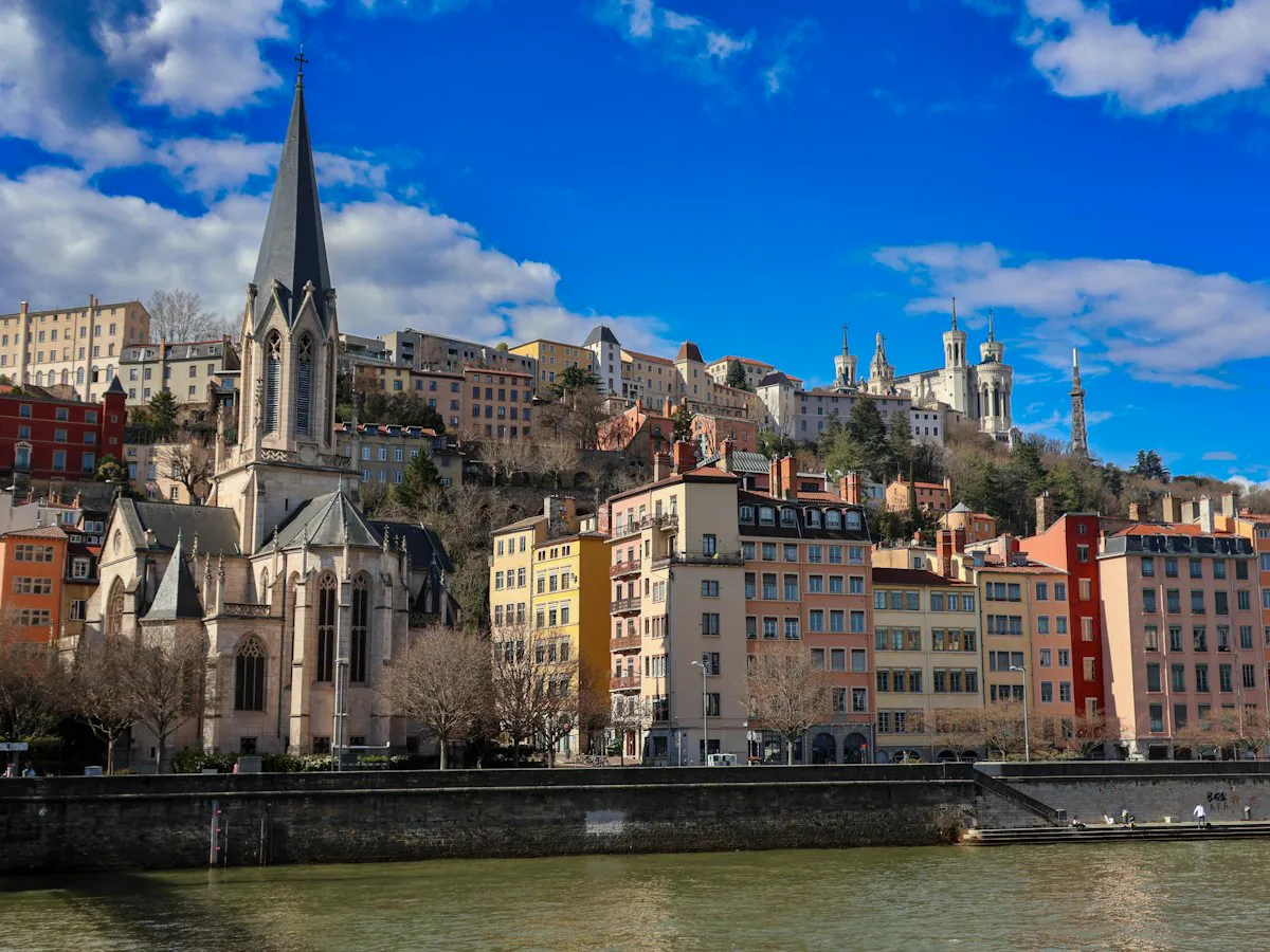 Les quais de Saône à Lyon, avec la colline de Fourvière
