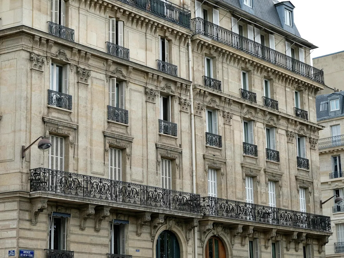Façade d'immeuble haussmannien à Paris, balcons en fer forgé