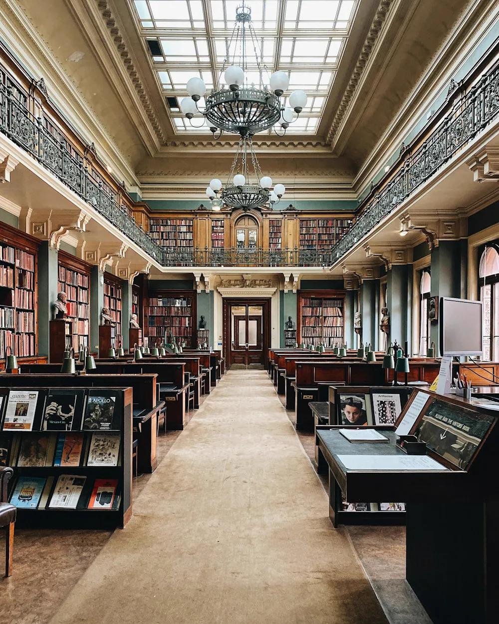 Une grande bibliothèque classique, ses rayonnages de livres anciens sous une verrière