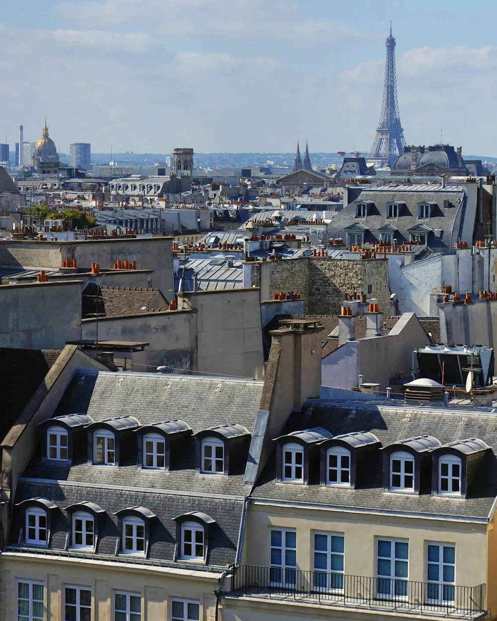 Les toits en zinc de Paris, avec la tour Eiffel au loin