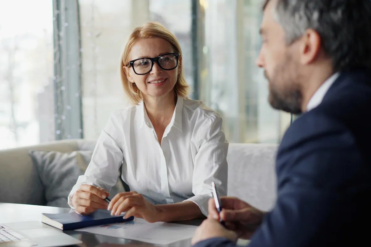 Une femme échange avec un conseiller autour de documents