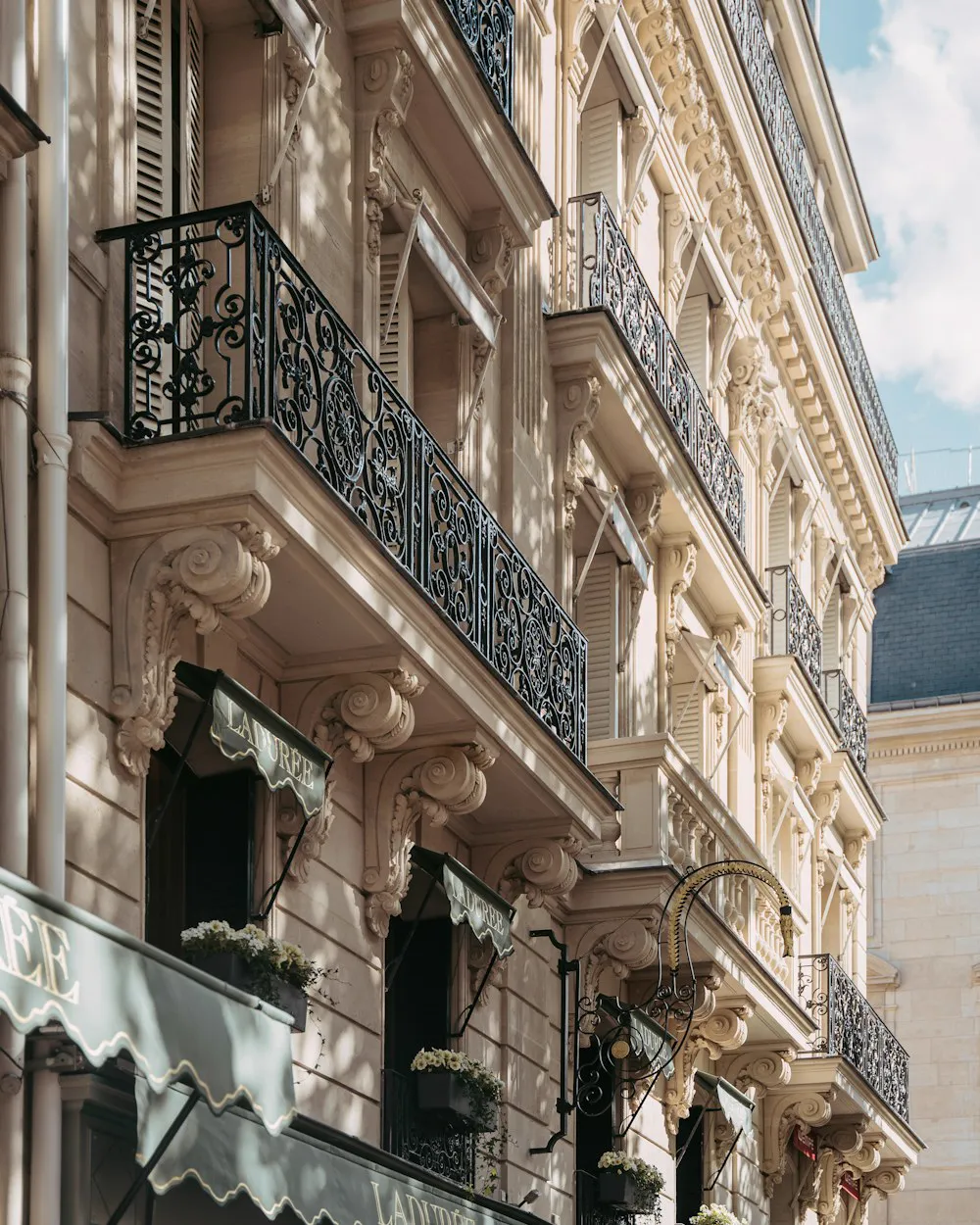 Les balcons sculptés d'un immeuble haussmannien