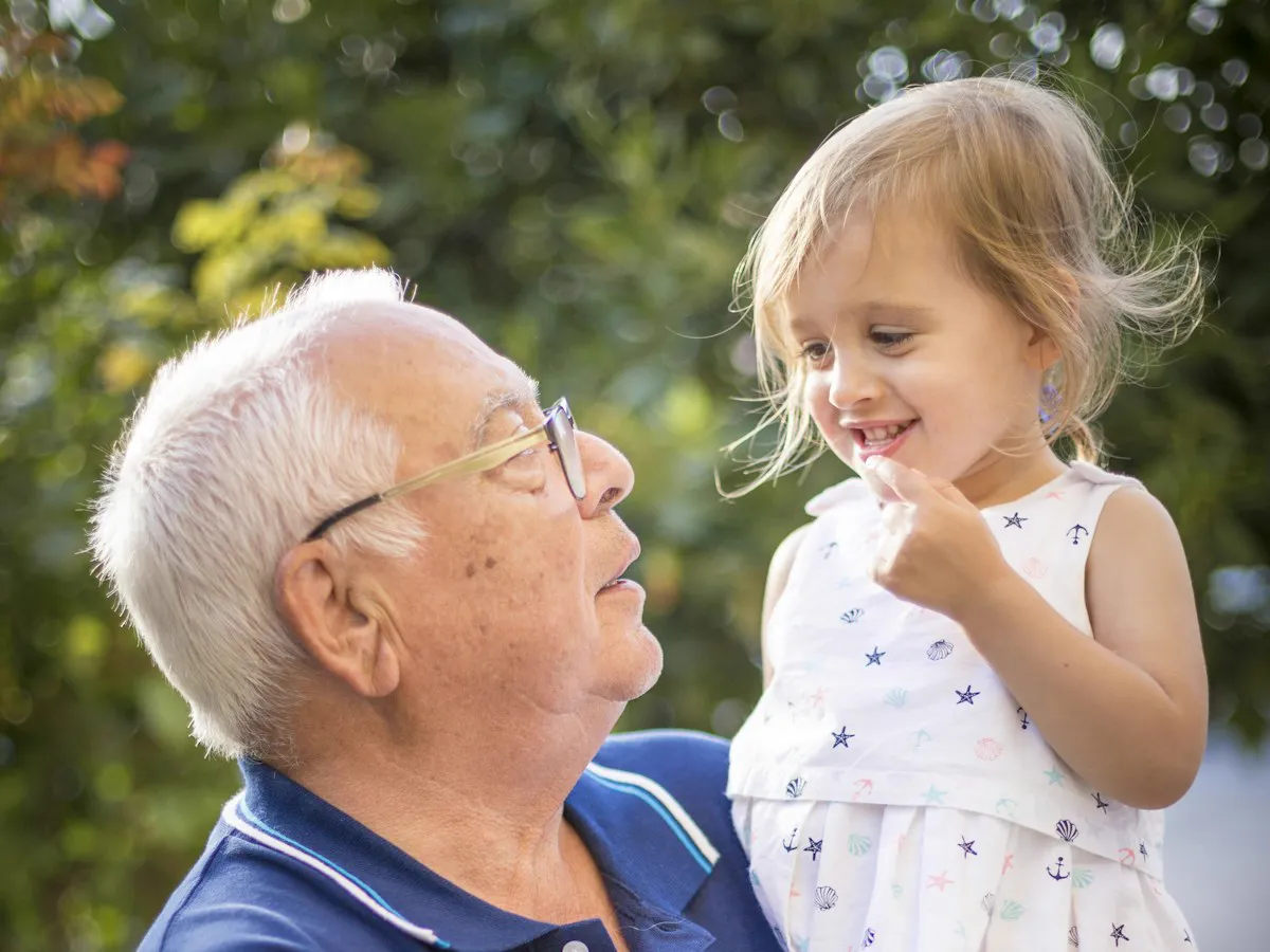 Un grand-père et sa petite-fille, complices