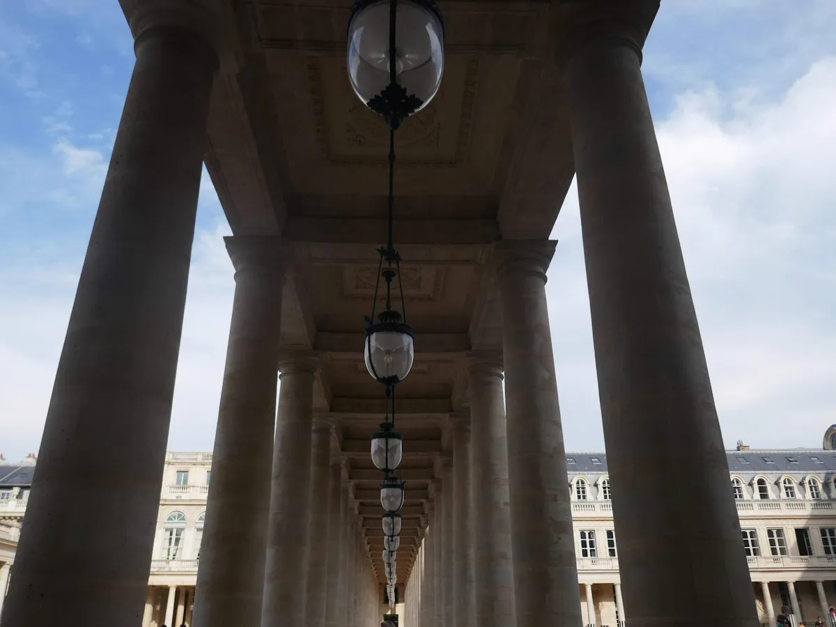 La colonnade du Palais-Royal à Paris, ses lanternes alignées sous les arcades